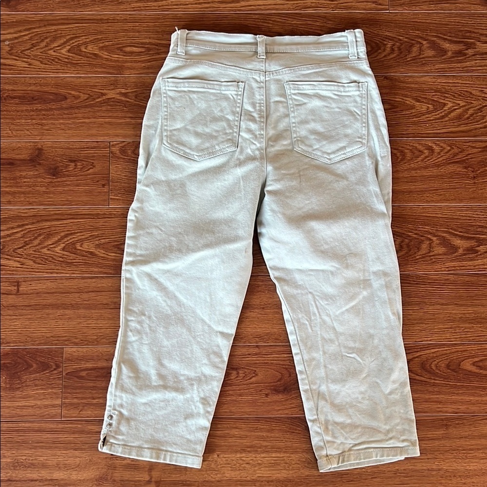 Gloria Vanderbilt All-Around Slimming Effect Light Tan Capris - Picture 5 of 6